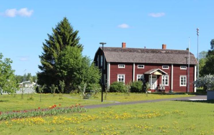 Kuva Ståhlbergin punaisesta museosta kesällä.