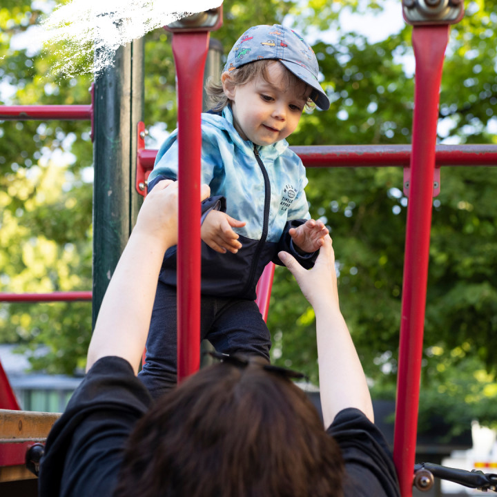 Kuva, jossa on lapsi kiipeilytelineessä